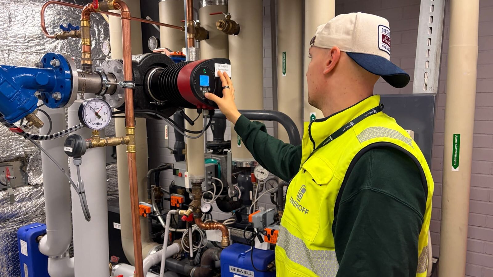 Eneroffin asentaja konehuoneessa energiahankkeen jälkeen
