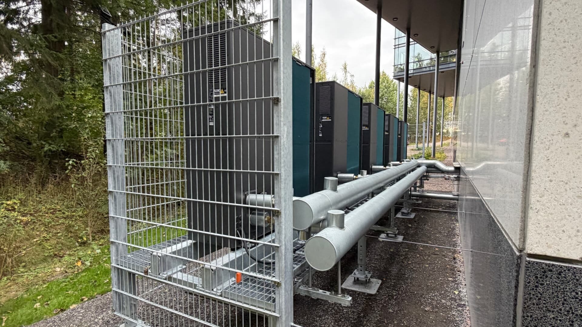 Lämpöpumppulaitos kiinteistön teknisessä tilassa